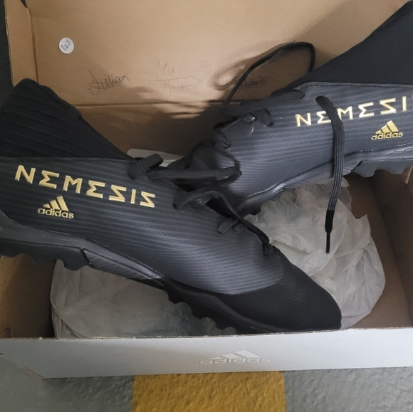 Sz 9.5 men's Nemisis Adidas Soccer Shoes - Picture 1 of 3